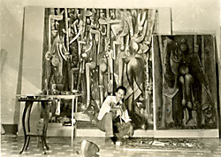 Lam en su taller en La Habana, Cuba, 1943, (La Jungla)